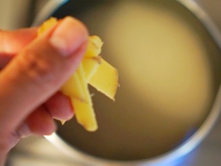 7、承味养颜润色猪肝汤,放入姜片