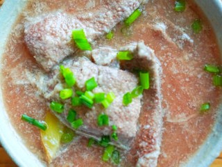 8、承味养颜润色猪肝汤,放入猪肝，煮熟后盛入碗中，撒上葱末即可