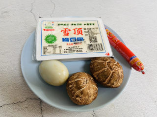 1、香菇豆腐汤,准备好食材