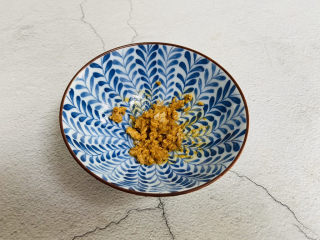 2、香菇豆腐汤,取一咸蛋黄碾碎