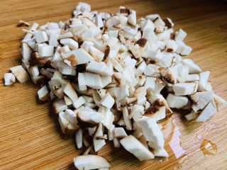 3、香菇豆腐汤,香菇洗净切丁