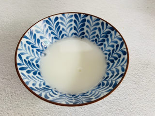 6、香菇豆腐汤,淀粉加入水调匀备用