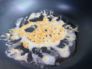 8、香菇豆腐汤,翻炒至起泡泡