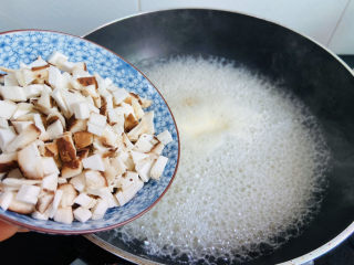 10、香菇豆腐汤,大火烧开倒入香菇丁