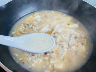 16、香菇豆腐汤,加入一勺香油