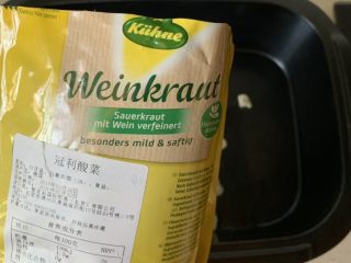 8、酸汤肥牛,倒入半包酸菜