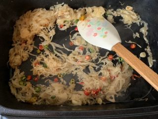 9、酸汤肥牛,多炒炒，加点辣椒点缀一下