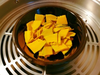 6、奶油南瓜汤,放入蒸锅 蒸锅水烧开 蒸12分钟