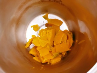 8、奶油南瓜汤,放入豆浆机内胆里