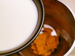 9、奶油南瓜汤,倒入牛奶