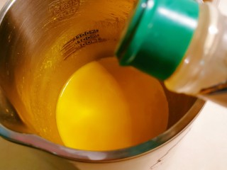 13、奶油南瓜汤,放入胡椒粉 搅拌均匀