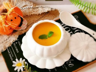 15、奶油南瓜汤,放入薄荷叶装饰