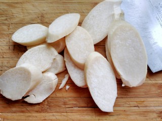 3、蚝油杏鲍菇,杏鲍菇切片。