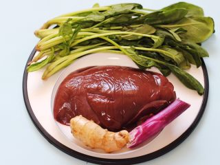 1、菠菜猪肝汤,把所有的食材备齐。