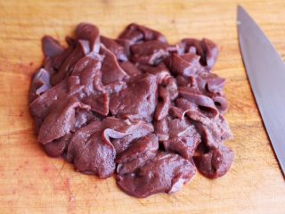 4、菠菜猪肝汤,把浸泡干净的猪肝用刀切成薄片。