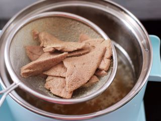 8、菠菜猪肝汤,把猪肝焯至10秒变色即可捞出。