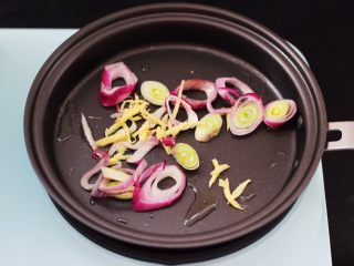 9、菠菜猪肝汤,早餐机的煎锅烧热，倒入花生油烧热后，爆香葱姜丝。