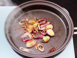 11、菠菜猪肝汤,大火继续翻炒片刻。