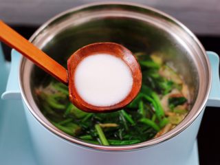 16、菠菜猪肝汤,这个时候加入提前化开的淀粉勾芡。