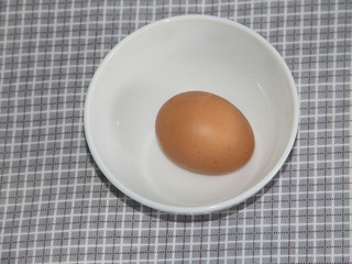 1、猪肝火腿煎蛋三明治,准备一个鸡蛋