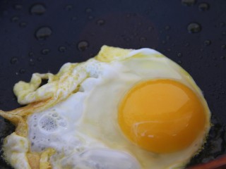 5、猪肝火腿煎蛋三明治,鸡蛋放入煎