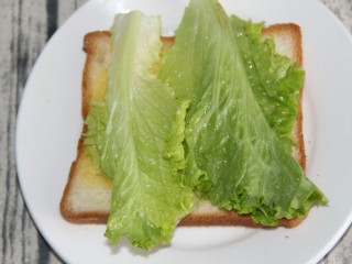 12、猪肝火腿煎蛋三明治,放上生菜