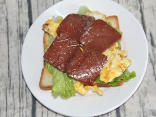 14、猪肝火腿煎蛋三明治,再放猪肝火腿