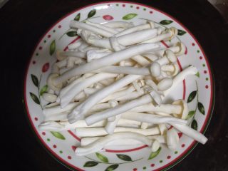 5、蚝油双菇,白玉菇去根洗净