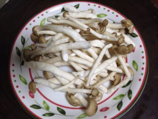 6、蚝油双菇,蟹味菇也去根洗净