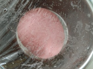 1、花样馒头之愤怒的小鸟,红曲米粉面团。可根据自家人口，按比例和面哦！