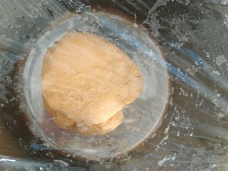 3、花样馒头之愤怒的小鸟,胡萝卜汁面团。所有面团发酵至，手指戳一个洞下去，不变形，既发酵好。