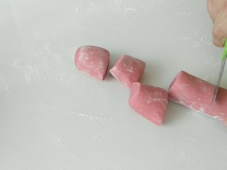 5、花样馒头之愤怒的小鸟,留少许红色面团，剩下的充分揉捏排气，分成小剂子。