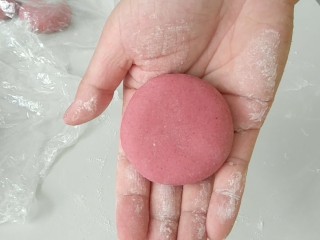 6、花样馒头之愤怒的小鸟,搓圆，如图。