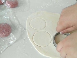 7、花样馒头之愤怒的小鸟,白面团，压出如图圆形。没有模具，可以像擀饺子皮一样。