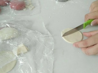 9、花样馒头之愤怒的小鸟,大圆白面片，一切两半。