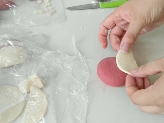 10、花样馒头之愤怒的小鸟,蘸些水，粘到红色面团上。