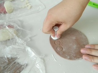 12、花样馒头之愤怒的小鸟,在压出比小白色圆面片，大一圈的黑色面片。