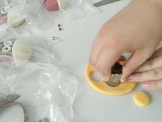 14、花样馒头之愤怒的小鸟,取黄色面团，压出如图的圆。并且要平均切成八半。