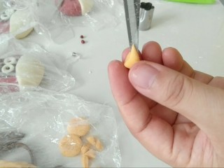 15、花样馒头之愤怒的小鸟,取其中一半，剪出嘴巴。