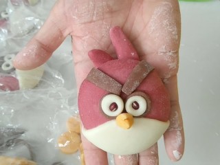 16、花样馒头之愤怒的小鸟,粘上嘴巴，剩下的红色面团，搓出长条，粘上去。