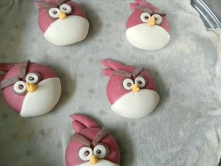 17、花样馒头之愤怒的小鸟,二次发酵好（体积比刚做好时，已明显膨胀），冷水上锅，中小火。切记大火把面团烫死。