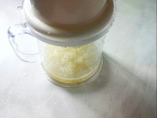 2、缤纷水果羹,将苹果去皮，切小块榨汁。