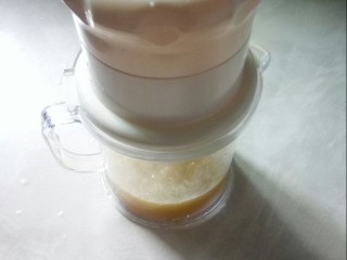 3、缤纷水果羹,将菠萝去皮，切小片，榨汁。