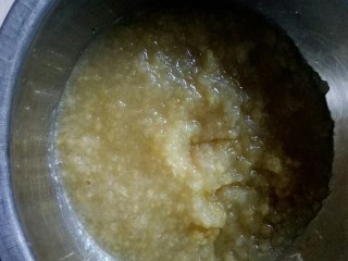 4、缤纷水果羹,将榨好的苹果、梨、菠萝汁连同果泥一起拌匀。