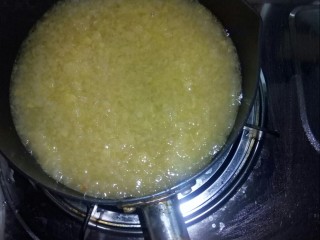 5、缤纷水果羹,倒入雪平锅中，小火熬。