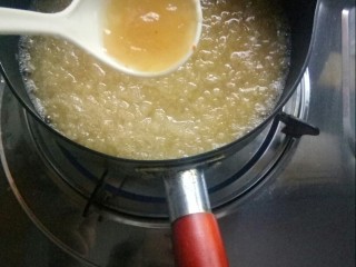 6、缤纷水果羹,加入一些银耳羹一起熬。