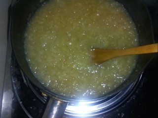 7、缤纷水果羹,经常搅动，以免沾锅。