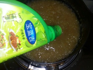 8、缤纷水果羹,待浓稠时，挤入柠檬汁。