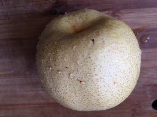 4、苹果雪梨汤,雪梨一个