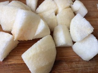 5、苹果雪梨汤,雪梨去皮切块